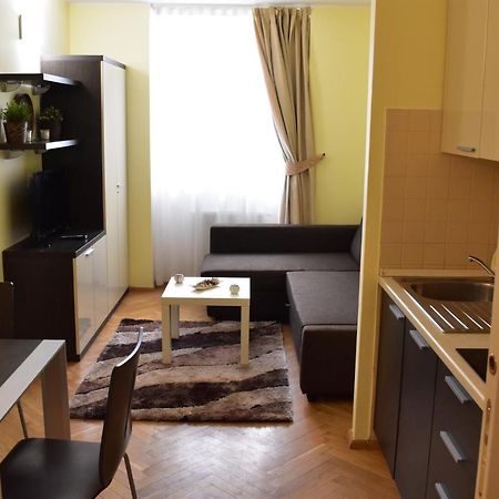 Apartment Vikroria - Halkova 5 Praha Bagian luar foto