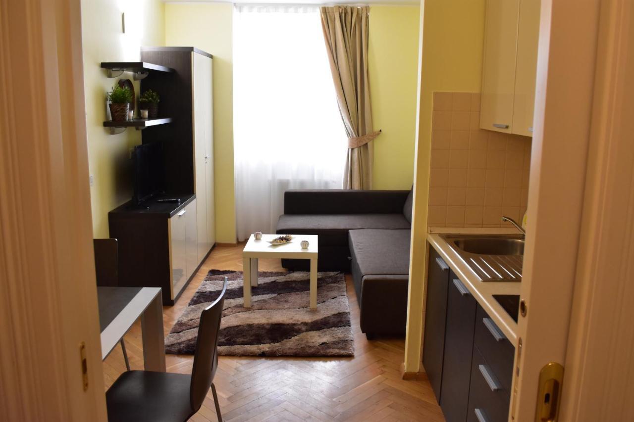 Apartment Vikroria - Halkova 5 Praha Bagian luar foto