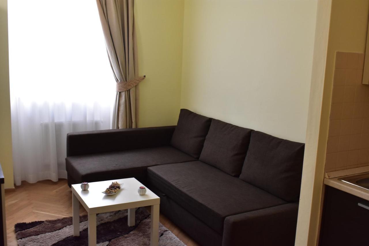 Apartment Vikroria - Halkova 5 Praha Bagian luar foto