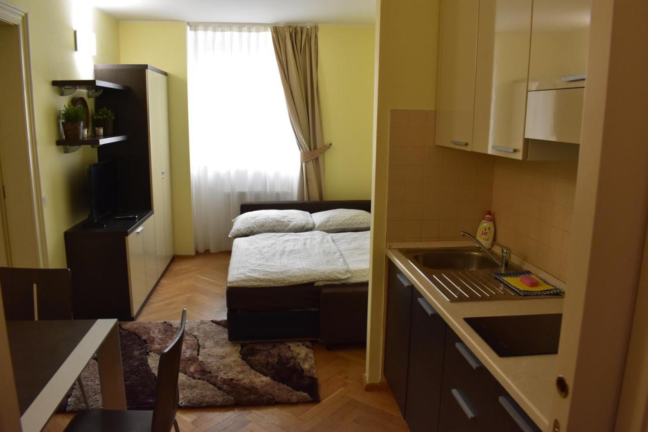 Apartment Vikroria - Halkova 5 Praha Bagian luar foto