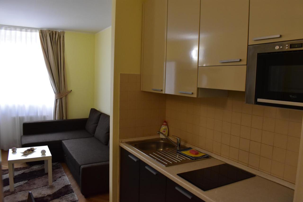 Apartment Vikroria - Halkova 5 Praha Bagian luar foto