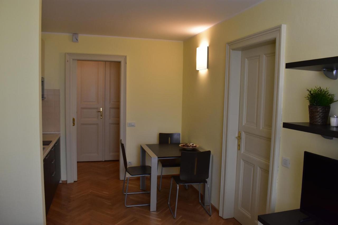 Apartment Vikroria - Halkova 5 Praha Bagian luar foto