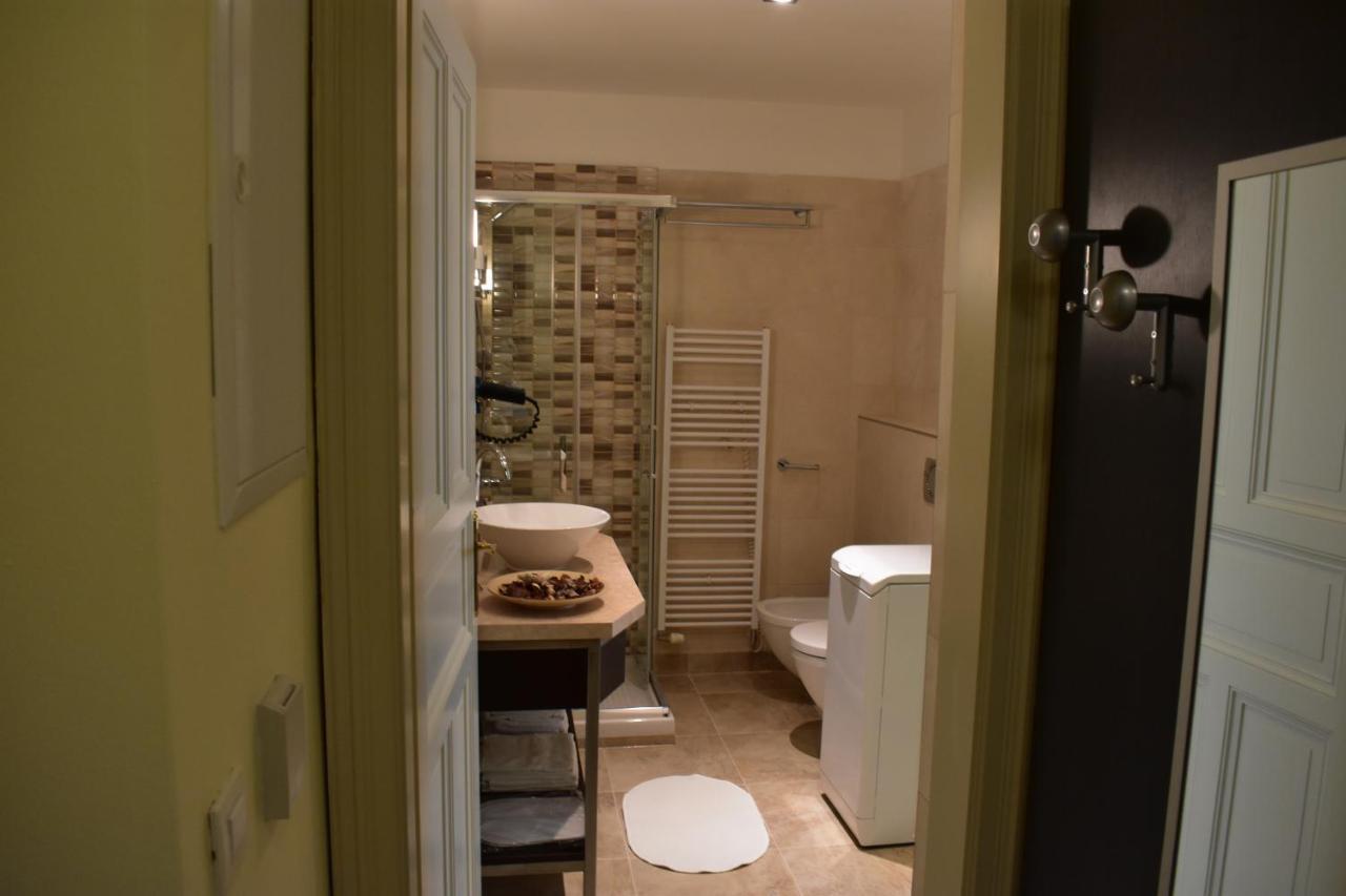 Apartment Vikroria - Halkova 5 Praha Bagian luar foto