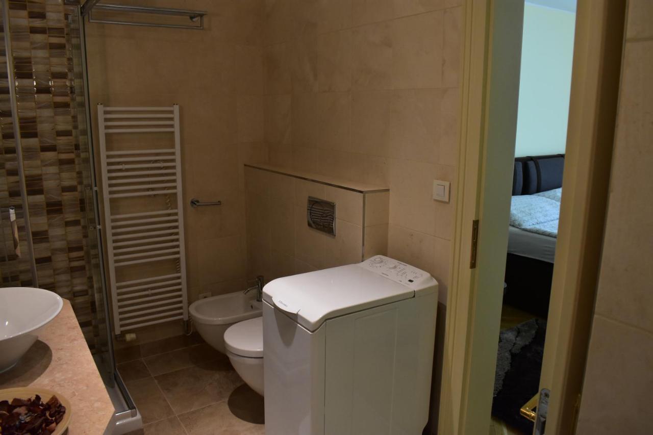 Apartment Vikroria - Halkova 5 Praha Bagian luar foto
