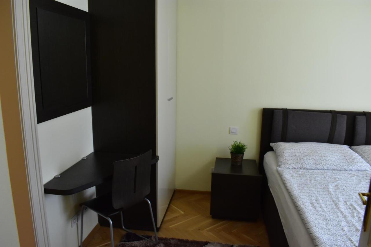Apartment Vikroria - Halkova 5 Praha Bagian luar foto