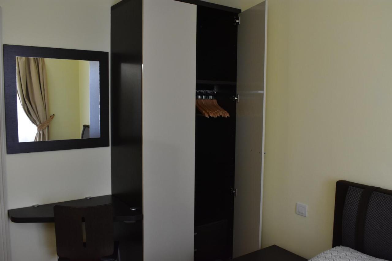 Apartment Vikroria - Halkova 5 Praha Bagian luar foto