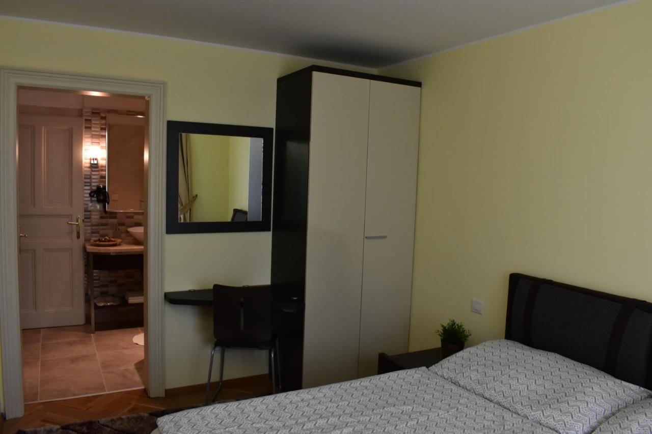 Apartment Vikroria - Halkova 5 Praha Bagian luar foto