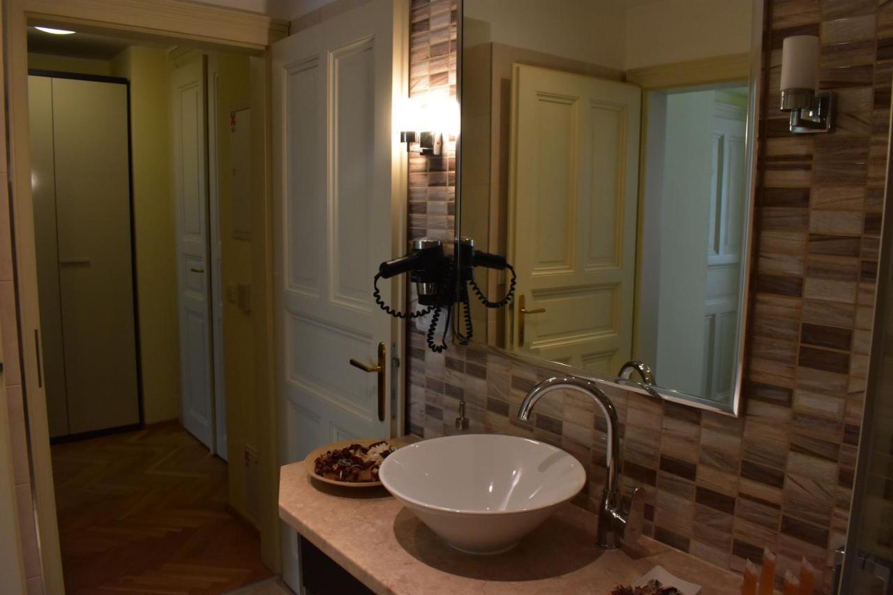 Apartment Vikroria - Halkova 5 Praha Bagian luar foto