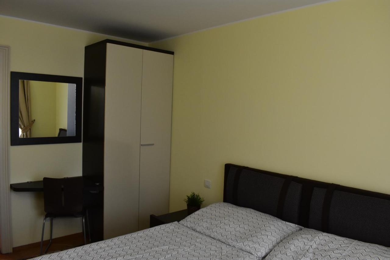 Apartment Vikroria - Halkova 5 Praha Bagian luar foto