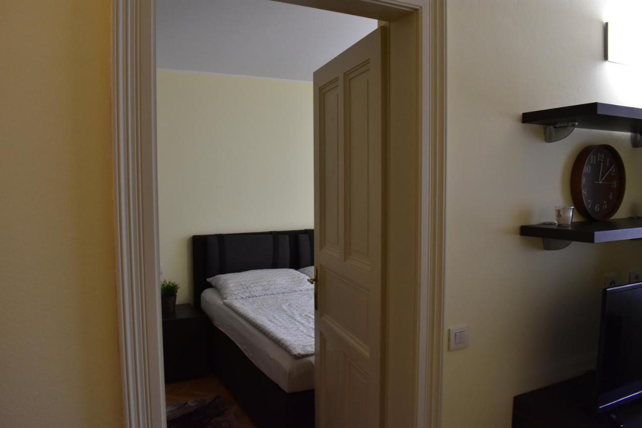 Apartment Vikroria - Halkova 5 Praha Bagian luar foto