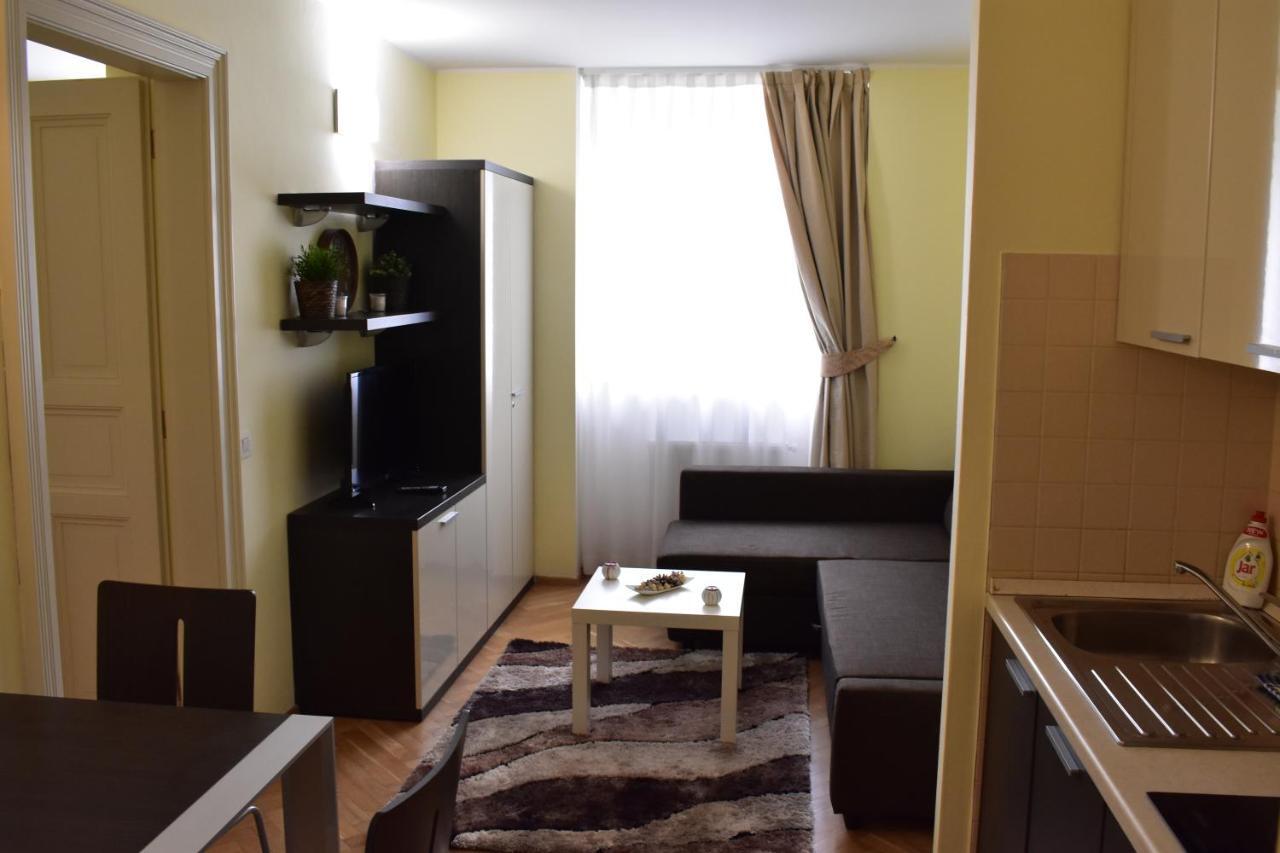 Apartment Vikroria - Halkova 5 Praha Bagian luar foto