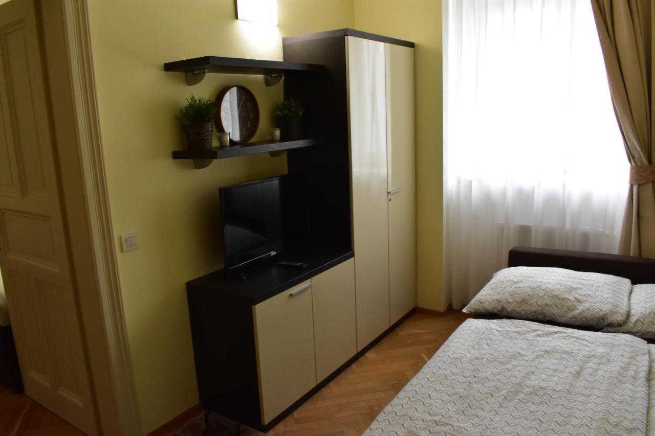Apartment Vikroria - Halkova 5 Praha Bagian luar foto