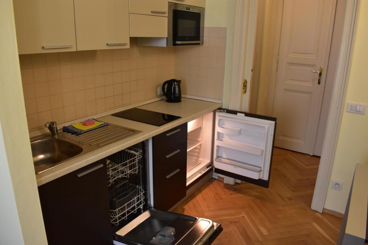 Apartment Vikroria - Halkova 5 Praha Bagian luar foto