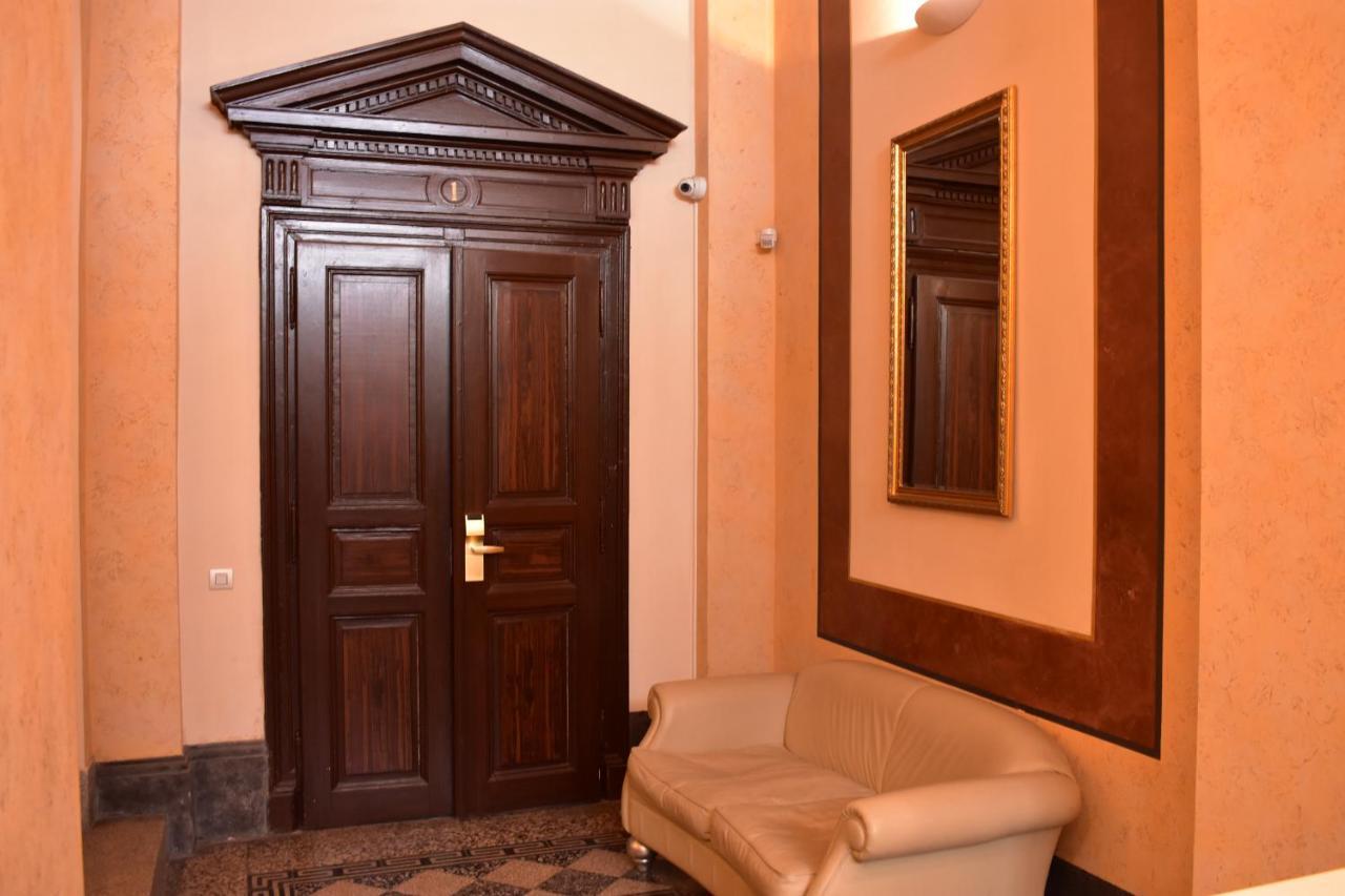 Apartment Vikroria - Halkova 5 Praha Bagian luar foto